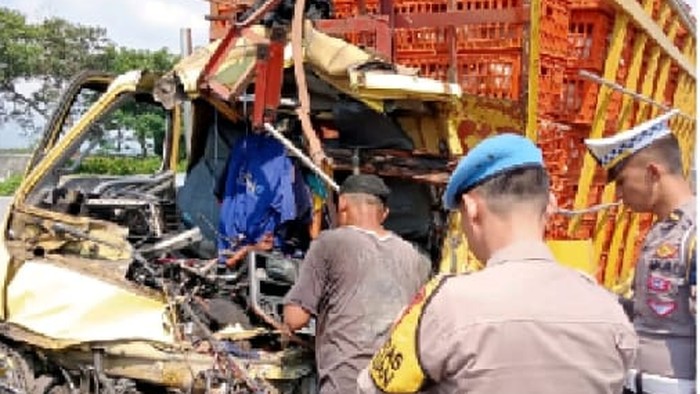Truk muatan ayam ringsek usai tabrak truk polisi di Tol Jagorawi