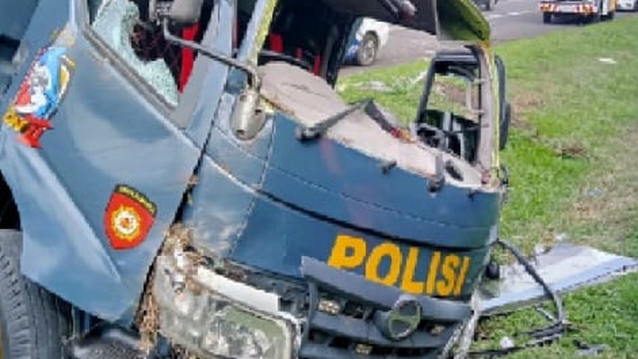 Truk polisi nyungsep keluar jalur Tol Jagorawi usai tertabrak truk muatan ayam