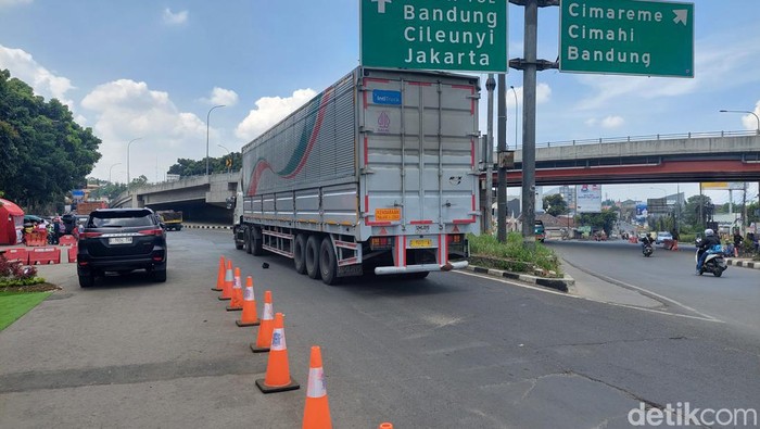 Truk Sumbu 3 Berukuran Besar Melintas di Simpang Padalarang pada Arus Mudik