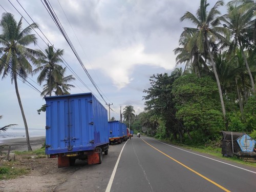 Truk yang masih melintas di Jalan Nasional Denpasar-Gilimanuk sebelum pembatasan kendaraan saat arus mudik Lebaran tahun 2023, Senin (17/4/2023). (I Putu Adi Budiastrawan/detikBali).