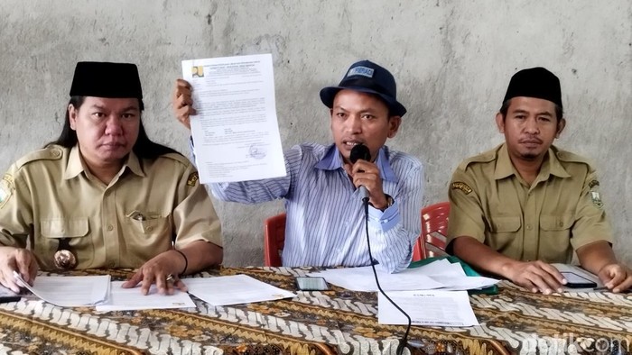 Kepala Desa Kandangan Paryanto (Kiri) Kuasa Hukum , M Sofyan (Tengah) Kepala Dusun Kandangan (Kanan), Senin (17/4/2023).