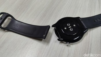 Jam ini dibuat sangat tipis dan ringan. Bayangkan saja, ketebalannya hanya 9,25 mm dengan bobot 24,6 gram. Foto: (Panji Saputro/detikINET).