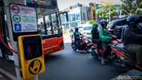 Dua lampu penyeberangan berada di sisi kanan Jl Wolter Monginsidi, dua lampu berada di ruas kiri Jl Wolter Monginsidi dan satu lampu berada di Jalan Suryo.