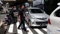 Tetapi, keberadaan pelican crossing ini tidak begitu efektif ketika macet karena jalur terhalang mobil.