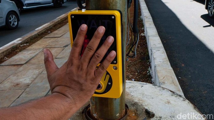 Usai Dikritik, Kini Ada Pelican Crossing untuk Pejalan Kaki di Santa Perubahan trotoar di persimpangan sekitar Pasar Santa, Jakarta Selatan, menjadi jalan raya menuai kritikan. Kini, ada pelican crossing untuk pejalan kaki di Pasar Santa.