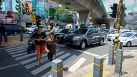 Pantauan detikcom di lokasi, Senin (17/4/2023), ada lima lampu penyeberangan baru yang kini terpasang di Simpang Santa.