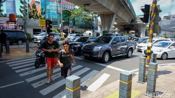 Perubahan trotoar di persimpangan sekitar Pasar Santa, Jakarta Selatan, menjadi jalan raya menuai kritikan. Kini, ada pelican crossing untuk pejalan kaki di Pasar Santa.
