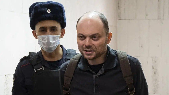 FILE - Russian opposition activist Vladimir Kara-Murza is escorted to a hearing in a court in Moscow, Russia, Feb. 8, 2023. A court in Moscow on Monday April 17, 2023 convicted Kara-Murza, a top Kremlin foe on charges of treason and denigrating the Russian military and sentenced him to 25 years in prison. (AP Photo, File)