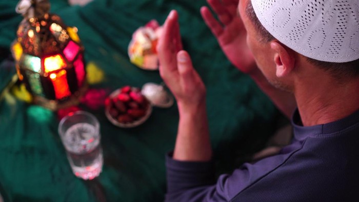 , Waktu Berbuka Puasa Jakarta Hari IniSelasa 18 April 2023
