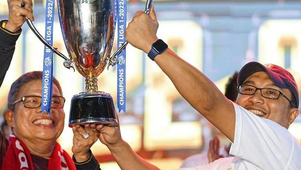 Walikota Parepare, Taufan Pawe dan Direktur Utama PSM Makassar, Sadikin Aksa.