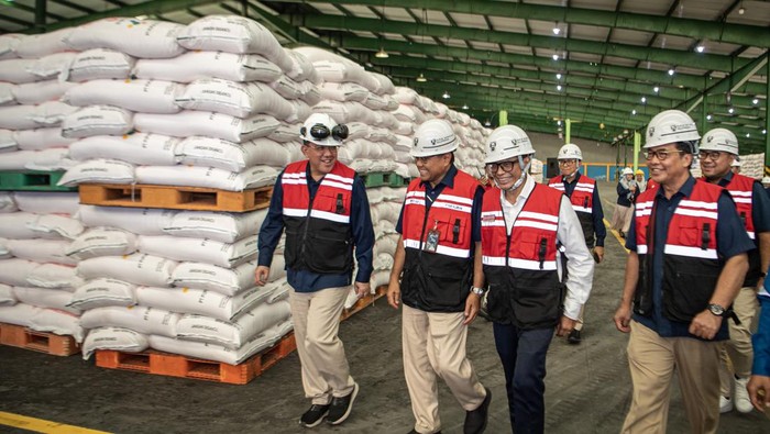 WAMEN BUMN MENINJAU STOK PUPUK BERSUBSIDI Wakil Menteri BUMN I Pahala Nugraha Mansury (kedua kanan) didampingi Direktur Produksi PT Pupuk Indonesia (Persero) Bob Indiarto (kanan) dan Direktur Utama PT Pupuk Sriwidjaja Palembang Tri Wahyudi Saleh (kedua kiri) dan Direktur Operasi & Produksi PT Pupuk Sriwidjaja Palembang Filius Yuliandi (kiri) meninjau gudang penyimpanan pupuk milik PT Pupuk Sriwidjaja Palembang, Sumatera Selatan, Senin (17/4/2023). Kunjungan tersbeut untuk memastikan ketersedian stok pupuk bersubsidi cukup untuk memenuhi kebutuhan petani. ANTARA FOTO/Nova Wahyudi/foc.