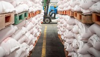 Pekerja mengoperasikan alat berat untuk memindahkan karung pupuk urea bersubsidi di gudang penyimpanan pupuk milik PT Pupuk Sriwidjaja Palembang, Sumatera Selatan, Senin (17/4/2023). Stok pupuk urea milik PT Pupuk Sriwidjaja Palembang yang berada di gudang lini satu sebanyak 4.000 ton pupuk Urea bersubsidi sedangan pupuk Urea Curah sebanyak 32.000 ton dan pupuk NPK bersubsidi mencapai 2.500 ton. 