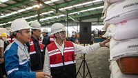 Dalam kunjungannya kali ini untuk memastikan ketersedian stok pupuk bersubsidi cukup untuk memenuhi kebutuhan petani.