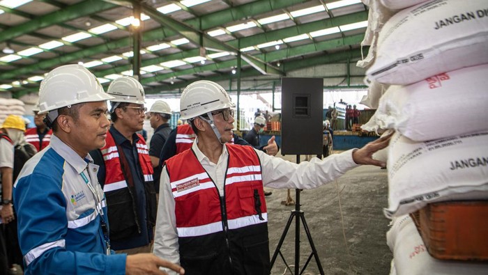 Wakil Menteri BUMN I Pahala Nugraha Mansury (kedua kanan) didampingi Direktur Produksi PT Pupuk Indonesia (Persero) Bob Indiarto (kanan) dan Direktur Utama PT Pupuk Sriwidjaja Palembang Tri Wahyudi Saleh (kedua kiri) dan Direktur Operasi & Produksi PT Pupuk Sriwidjaja Palembang Filius Yuliandi (kiri) meninjau gudang penyimpanan pupuk milik PT Pupuk Sriwidjaja Palembang, Sumatera Selatan, Senin (17/4/2023). Kunjungan tersbeut untuk memastikan ketersedian stok pupuk bersubsidi cukup untuk memenuhi kebutuhan petani. ANTARA FOTO/Nova Wahyudi/foc.
