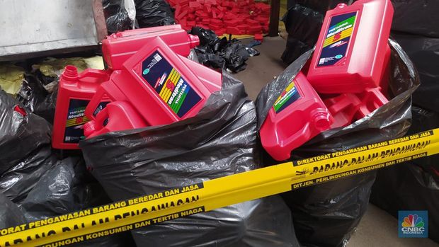 Wamendag Jerry Sambuaga dan Novel Baswedan grebek ke pabrik produk pelumas ilegal di Tangerang, Banten, Senin (17/4/2023). (CNBC Indonesia/Martyasari Rizky)