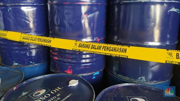 Wamendag Jerry Sambuaga dan Novel Baswedan grebek ke pabrik produk pelumas ilegal di Tangerang, Banten, Senin (17/4/2023). (CNBC Indonesia/Martyasari Rizky)