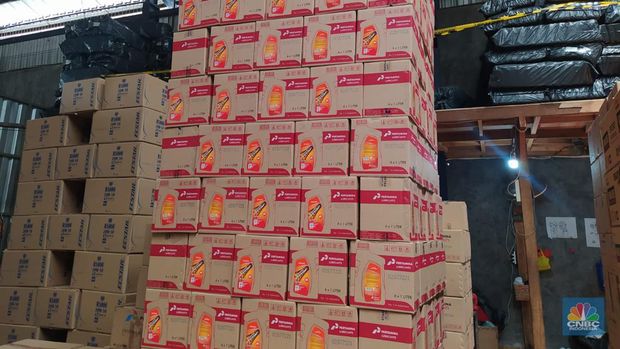 Wamendag Jerry Sambuaga dan Novel Baswedan grebek ke pabrik produk pelumas ilegal di Tangerang, Banten, Senin (17/4/2023). (CNBC Indonesia/Martyasari Rizky)