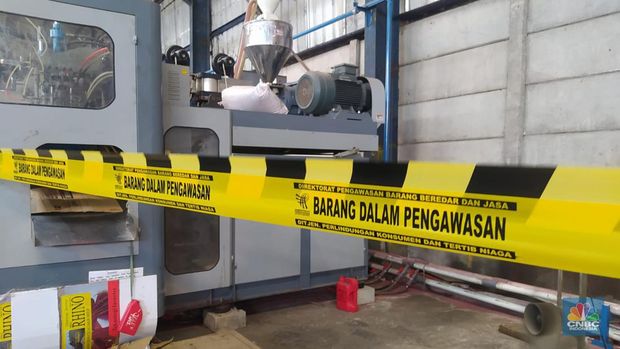 Wamendag Jerry Sambuaga dan Novel Baswedan grebek ke pabrik produk pelumas ilegal di Tangerang, Banten, Senin (17/4/2023). (CNBC Indonesia/Martyasari Rizky)