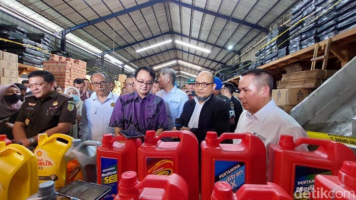 Wamendag Jerry Sambuaga dan  Wakil Kepala Satuan Tugas Khusus Pencegahan Korupsi Mabes Polri Novel Baswedan sidak pabrik oli ilegal