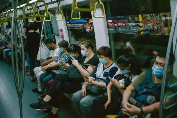 Wanita muslim ditegur karena buka puasa di MRT