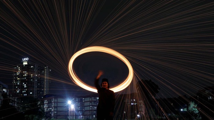 Malaysian Muslim Fadzlie Mohamad, 38, helps his daughter Nurkeisha Ammara, 8, to light a sparkler on the last ten days of Muslim holy month of Ramadan in Kuala Lumpur, Malaysia April 16, 2023. REUTERS/Hasnoor Hussain