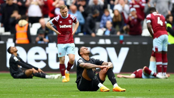 Soccer Football - Premier League - West Ham United v Arsenal - London Stadium, London, Britain - April 16, 2023 Arsenals Gabriel looks dejected after the match Action Images via Reuters/Matthew Childs EDITORIAL USE ONLY. No use with unauthorized audio, video, data, fixture lists, club/league logos or live services. Online in-match use limited to 75 images, no video emulation. No use in betting, games or single club /league/player publications.  Please contact your account representative for further details.     TPX IMAGES OF THE DAY