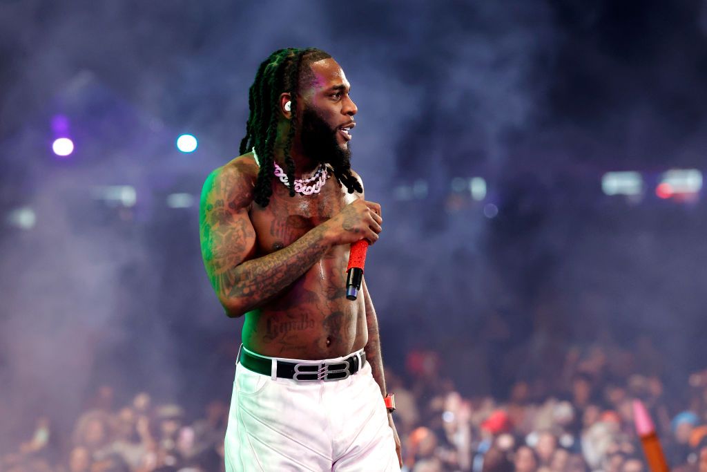 Burna Boy saat tampil di Coachella 2023.