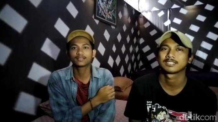 2 Pemuda Ngompreng dari Bogor ke Lombok Saat Istirahat di Pospam Padalarang, Selasa (18/4/2023).