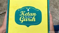 Satu boks Ketan Gurih Ny Lany isi 10 harganya Rp 120.000. Kemasan ketan gurih sejak 1965 ini begitu cantik.