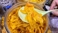 Salah satu oleh-oleh favorit nih! Manisan mangga yang rasanya manis asam.