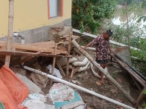 5 Rumah Warga Lamongan Menggantung gegara Tanggul Bengawan Solo Sliding