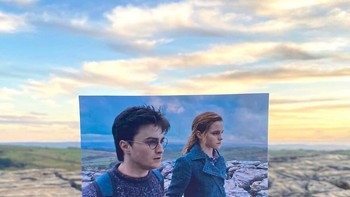 Beberapa lokasi terasa seperti dunia lain dan ini adalah salah satunya. Di atas tempat ajaib ini di Malham Cove di Yorkshire berdiri tebing terjal tempat Harry dan Hermione mendirikan kemah selama pencarian mereka untuk setiap horcrux. Foto: Thomas Duke