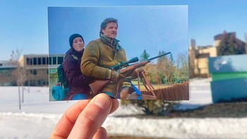 Joel & Ellie melanjutkan perjalanan dengan menunggang kuda saat mereka mencoba menemukan markas Fireflies. Di sini, di Universitas Mount Royal, Calgary, tempat adegan penting terjadi dan Ellie harus menyelamatkan Joel. Foto: Thomas Duke