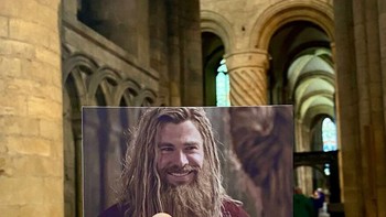 Thor dan Rocket Racoon menjelajah kembali ke masa lalu di Avengers: Endgame dan bertemu dengan ibu Thor, Frigga, untuk terakhir kalinya. Lokasi asli asgard ini di tembok kuno Katedral Durham, Inggris. Foto: Thomas Duke