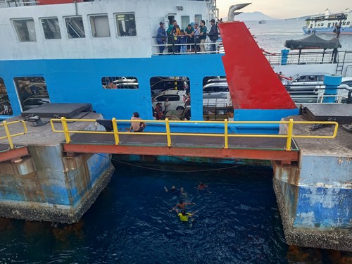 Aksi anak logam melompat dari atas kapal di Pelabuhan Gilimanuk saat arus mudik Lebaran tahun 2023, Selasa (18/4/2023). (I Putu Adi Budiastrawan/detikBali).