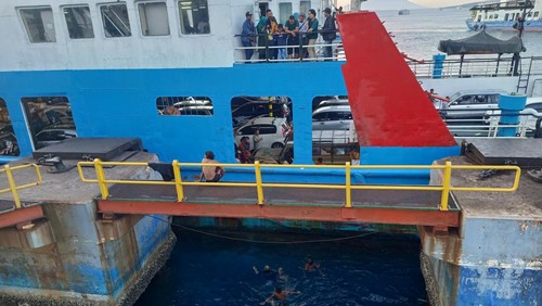 Aksi anak logam melompat dari atas kapal di Pelabuhan Gilimanuk saat arus mudik Lebaran tahun 2023, Selasa (18/4/2023). (I Putu Adi Budiastrawan/detikBali).