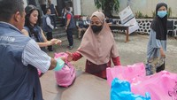 Paket sembako yang dijual seharga Rp 100 ribu yang disebar ke 1.000 warga. Dengan adanya paket 100 ribu ini masyarakat bisa menerima 1 kg daging, 1 kg tepung, 1 liter minyak goreng dan satu pack sosis, sehingga harapannya masyarakat terbantu dalam rangka memenuhi kebutuhan menjelang Lebaran.