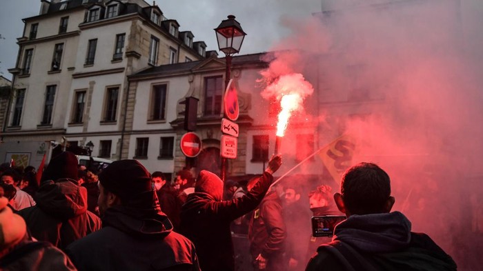 Aksi Tolak Reformasi Pensiun di Prancis Makin Memanas PARIS, FRANCE - APRIL 17: Demonstrators set a fire during a protest against the government and French President Emmanuel Macron's speech in Paris, on April 17, 2023, after pushing the pensions reform without a vote using article 49.3 of the constitution, and surviving a no-confidence motion at the parliament. (Photo by Firas Abdullah/Anadolu Agency via Getty Images)