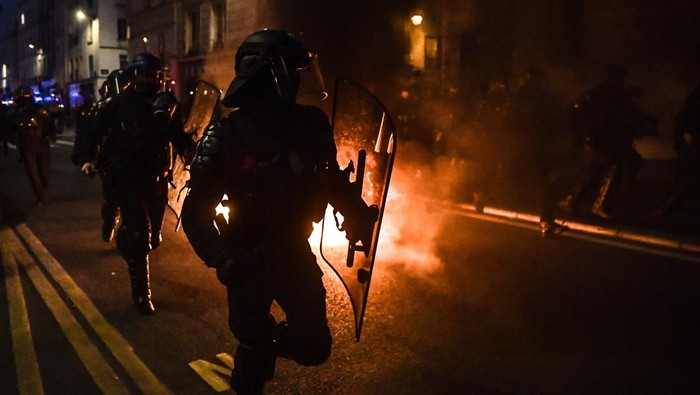 Aksi Tolak Reformasi Pensiun di Prancis Makin Memanas PARIS, FRANCE - APRIL 17: Demonstrators set a fire during a protest against the government and French President Emmanuel Macron's speech in Paris, on April 17, 2023, after pushing the pensions reform without a vote using article 49.3 of the constitution, and surviving a no-confidence motion at the parliament. (Photo by Firas Abdullah/Anadolu Agency via Getty Images)