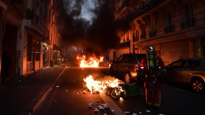 PARIS, FRANCE - APRIL 17: Demonstrators set a fire during a protest against the government and French President Emmanuel Macron's speech in Paris, on April 17, 2023, after pushing the pensions reform without a vote using article 49.3 of the constitution, and surviving a no-confidence motion at the parliament. (Photo by Firas Abdullah/Anadolu Agency via Getty Images)