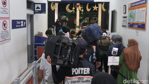 Aktivitas porter di Stasiun Kiaracondong Bandung