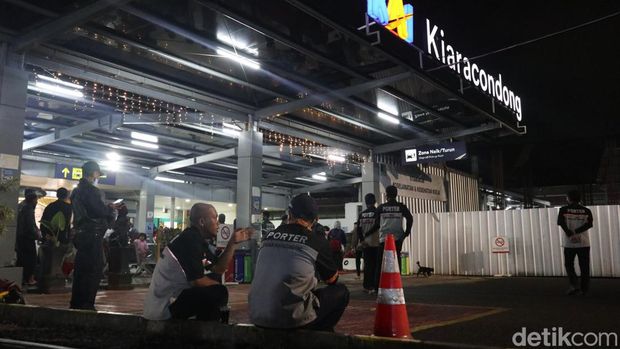 Aktivitas porter di Stasiun Kiaracondong Bandung
