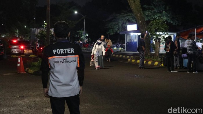 Aktivitas porter di Stasiun Kiaracondong Bandung