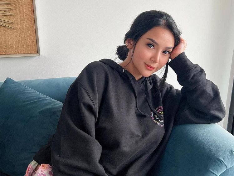 6 Pose Duduk Andalan Amelia NS