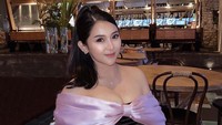 Lagi liburan hingga ke tempat makan, Amelia NS suka membagikan foto dengan gaya duduk. (Foto: dok Instagram)