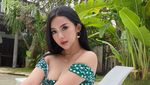 6 Pose Duduk Andalan Amelia NS