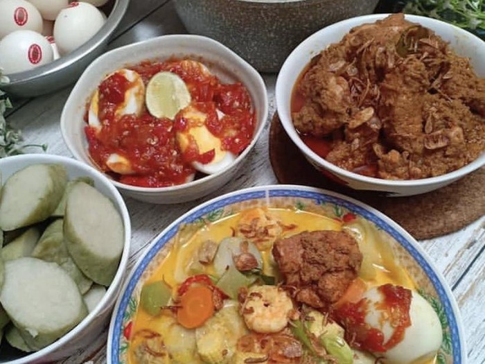 Aneka sajian menu lontong sayur (Foto: Istimewa)