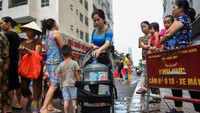 Selain itu, banyak wanita muda yang bekerja di Kota Ho Chi Minh takut untuk menikah dan memiliki anak. Sebab, mereka masih ingin terus melanjutkan kariernya atau merasa khawatir akan sulitnya membesarkan anak. AFP via Getty Images/NHAC NGUYEN