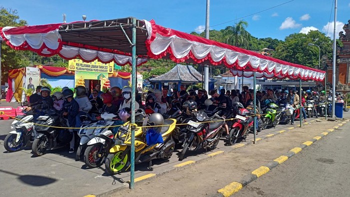 Pemudik mulai memadati Pelabuhan Padangbai menuju Pelabuhan Lembar, NTB. Antrean menuju kapal bisa mencapai tiga jam.