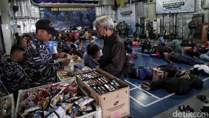Antusias Warga Mudik Gratis dengan Kapal Perang TNI AL Ratusan pemudik menaiki KRI Banjarmasin-592 di kawasan Mako Kolinlamil, Tanjung Priok, Jakarta Utara, Selasa (18/4/2023).